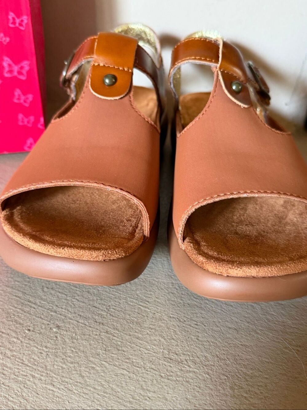 NWT Alegria Betsie stretch luggage sandals. Comfort shoes in size 9. - Picture 3 of 9